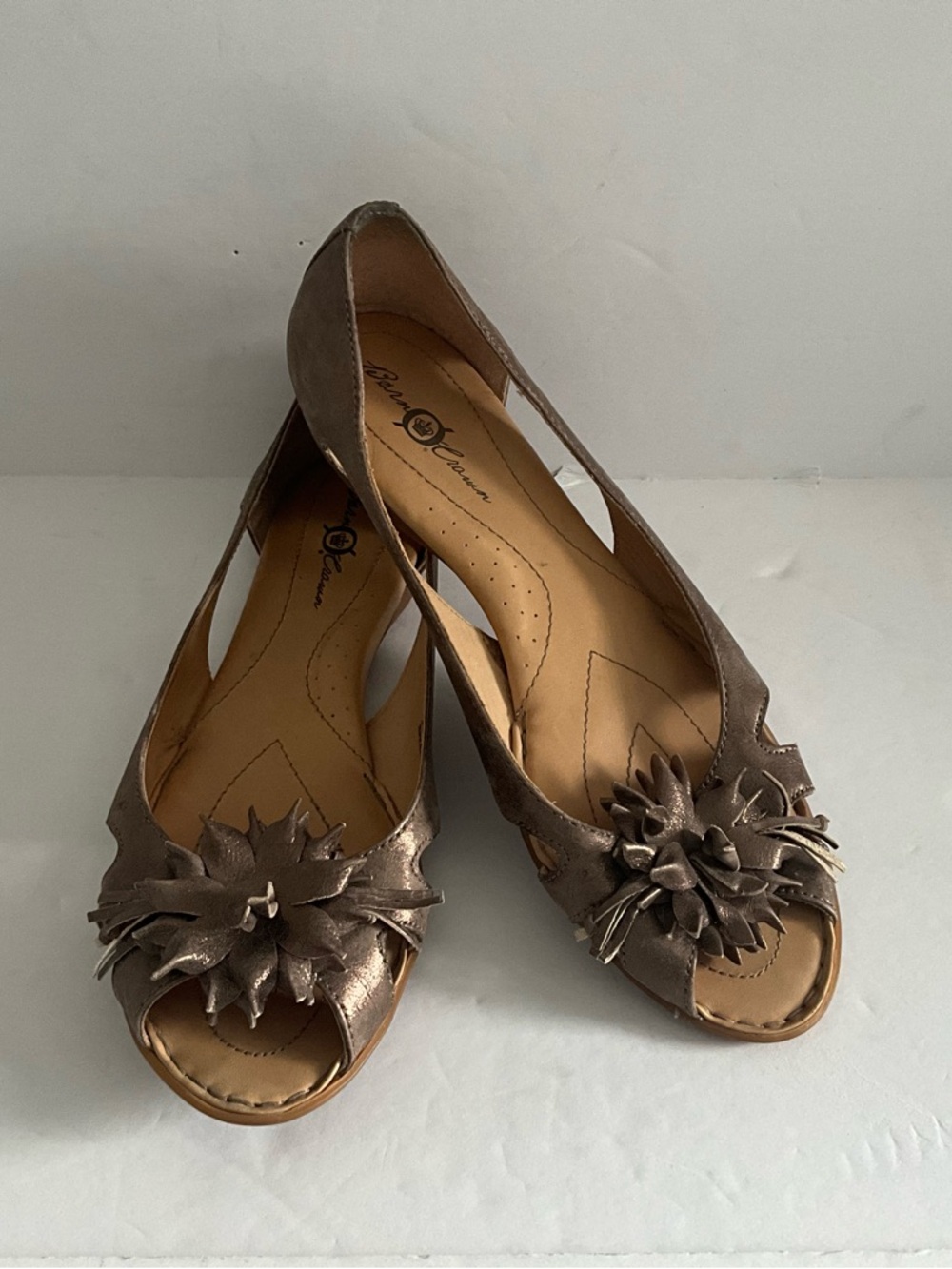 Born Crown Neutral Metallic Peep Toe Flower Appliqué on Vamp Flat Size 10